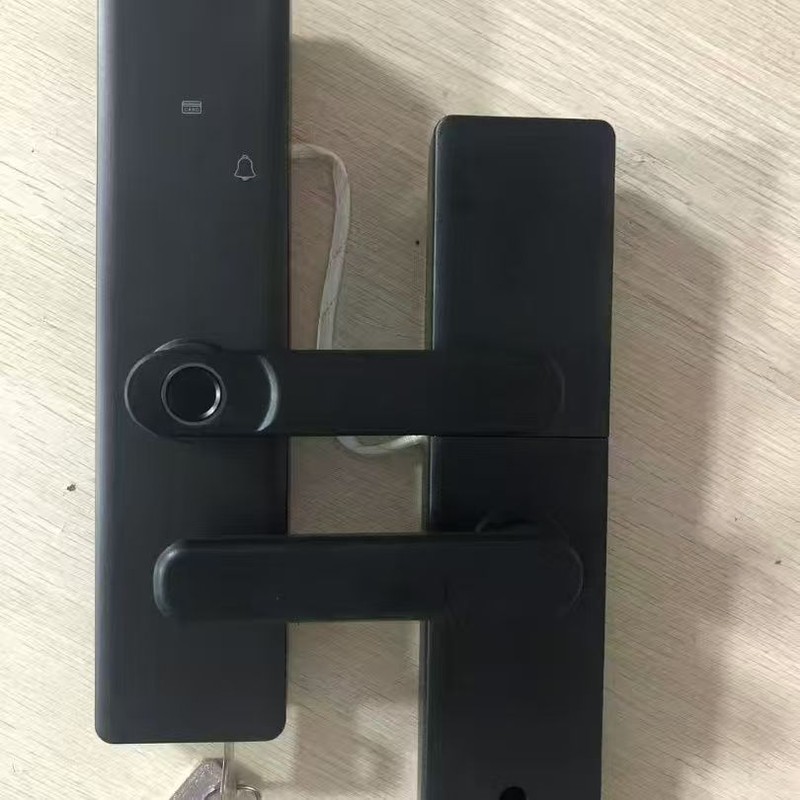 卧室木门半自动智能锁 图 1
